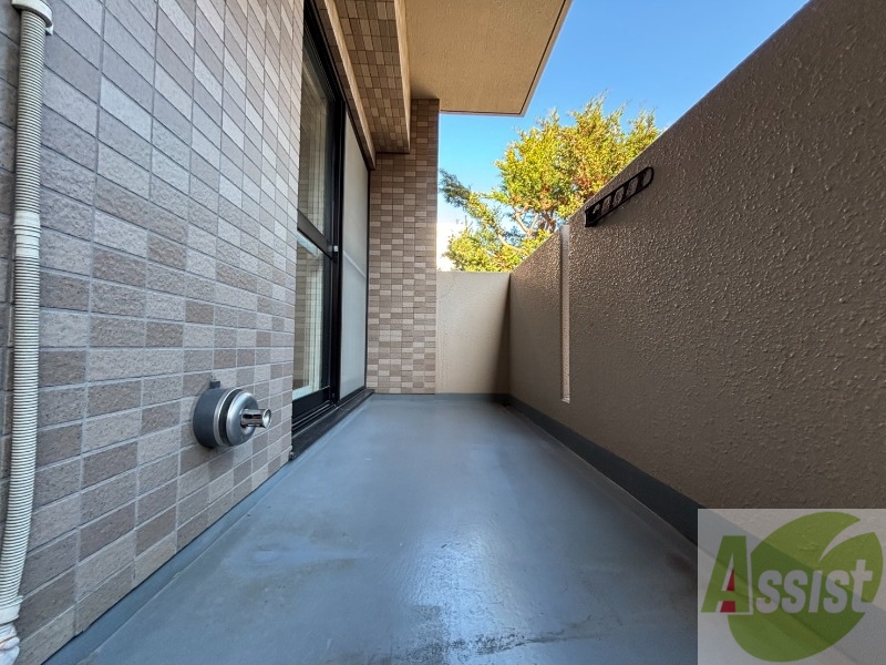 バルコニー　バルコニーは幅があり、広い印象を受けました。