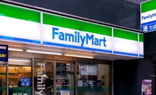 コンビニ　ファミリーマート新宿新小川町店（コンビニ）まで290m