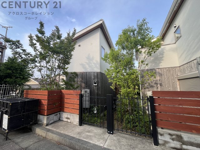 建物外観　駐車場1台付き！