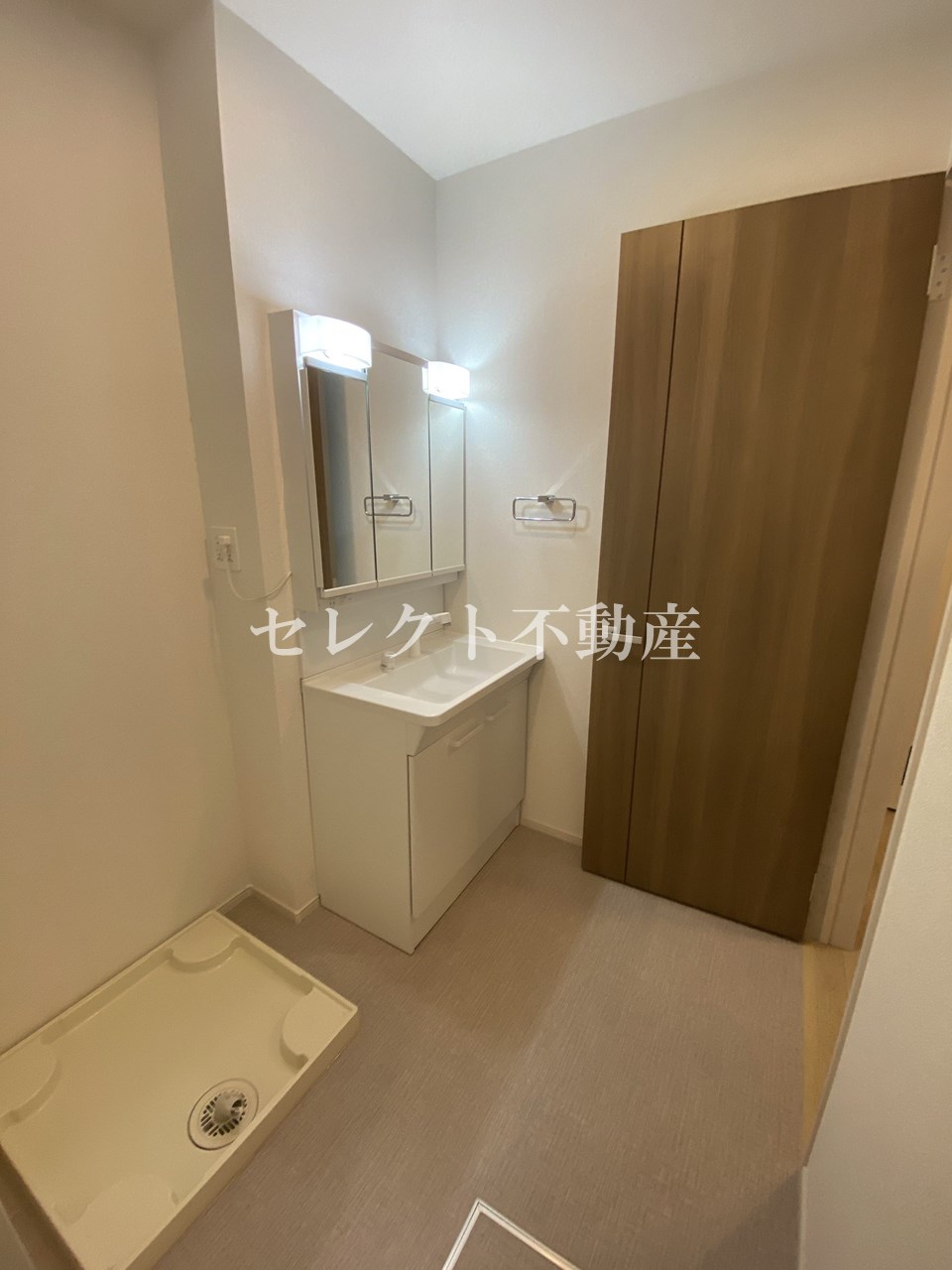 洗面設備　明るい洗面所です
