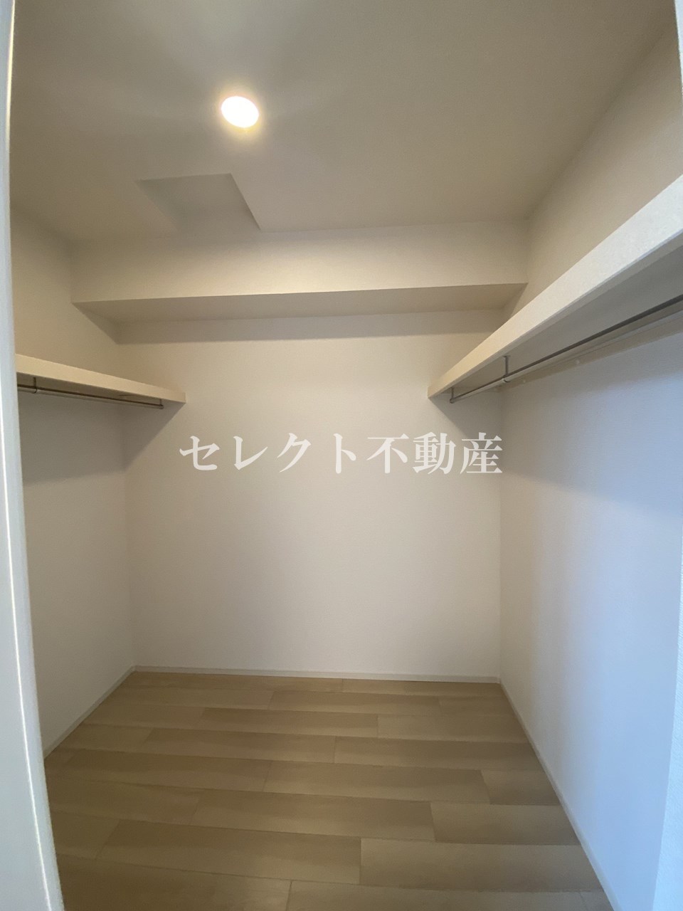 収納　【ベル・アヴニール　II】ウォークインクローゼットで床がフラッ