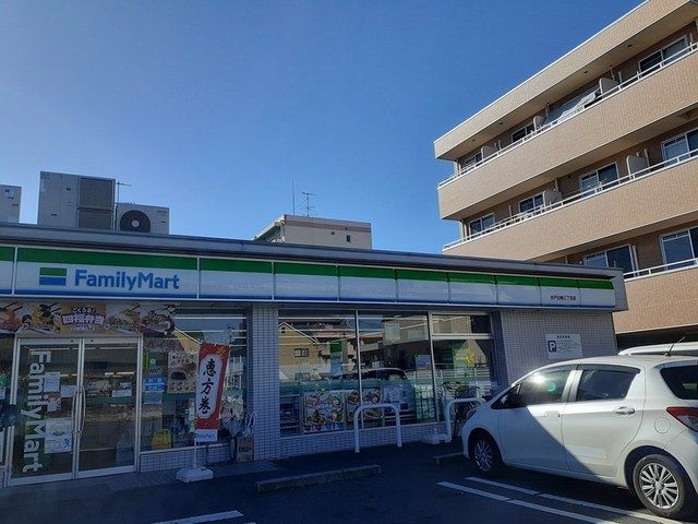 コンビニ　ファミリーマート　白梅三丁目店（コンビニ）まで330m