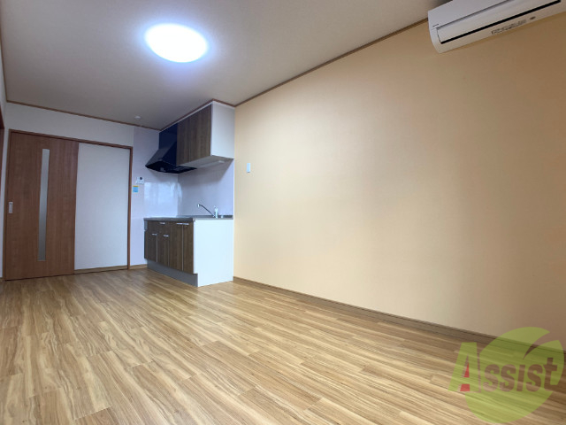 居室・リビング　８．７帖のダイニングキッチン。ご飯を食べるお部屋ですね。
