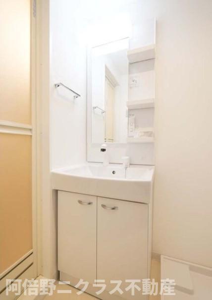 洗面設備　内装は別部屋の参考写真です。