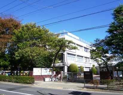 小学校　世田谷区立松丘小学校（小学校）まで896m