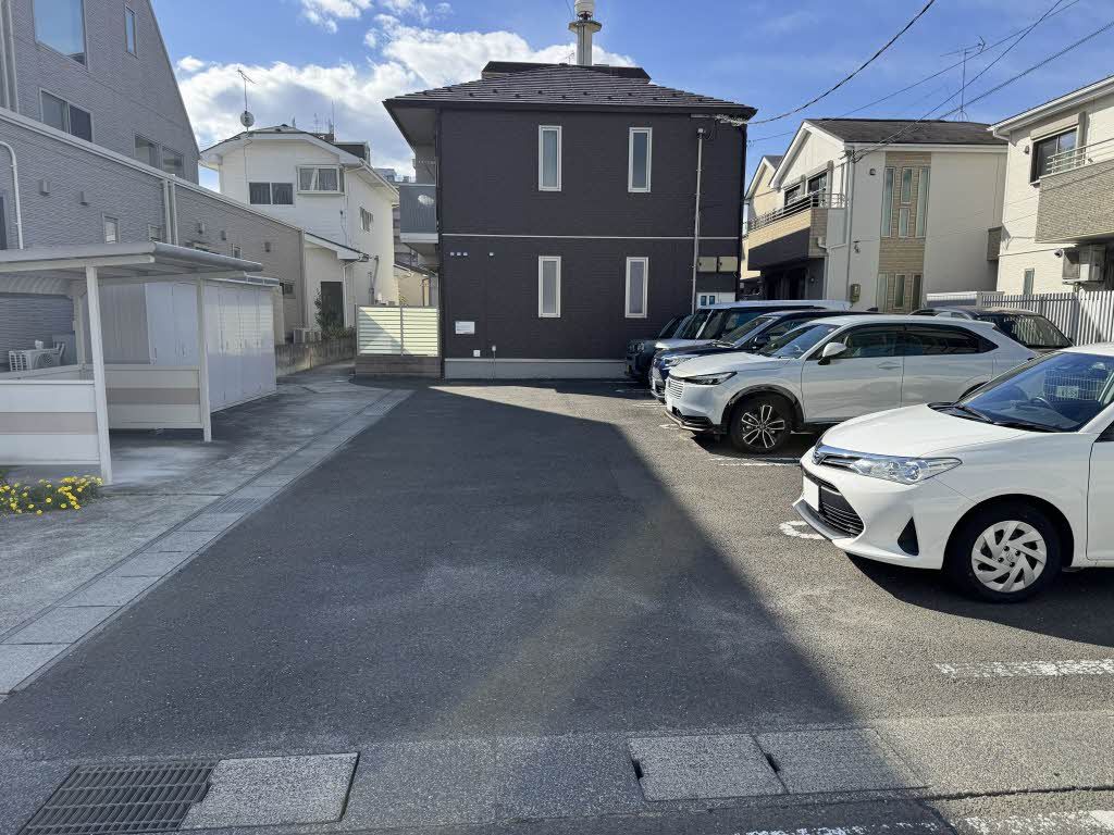 建物外観　駐車場