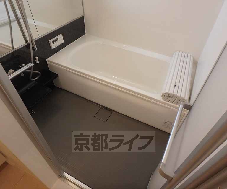 バス・シャワールーム　大きな浴室です。