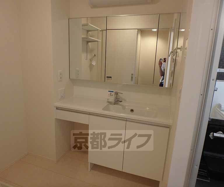 洗面設備　オシャレな洗面台です。