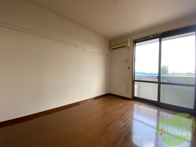 居室・リビング　陽の光が差し込む明るいお部屋は気持がいいですね～