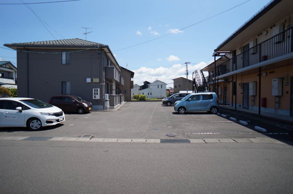 建物外観　駐車場
