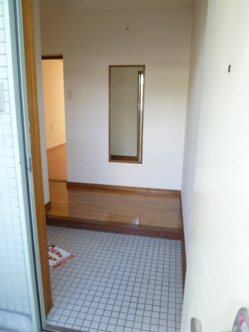 玄関　※写真は２０２号室のものです。