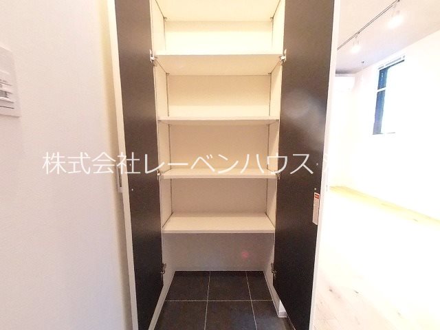 玄関　他部屋参考・床面は濃い色になります。