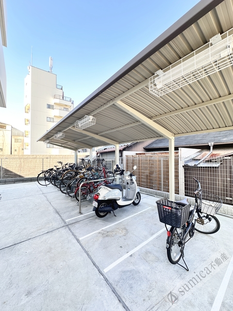 その他共有部分　屋根付きの駐輪場で雨の日も安心