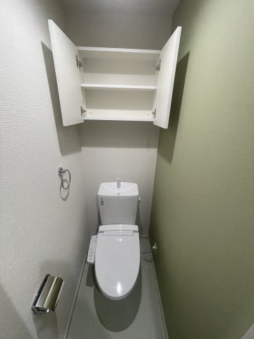 トイレ　温水洗浄便座付き＆便利な収納付きです♪