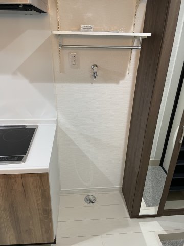 その他　室内洗濯機置場の上には棚があります！