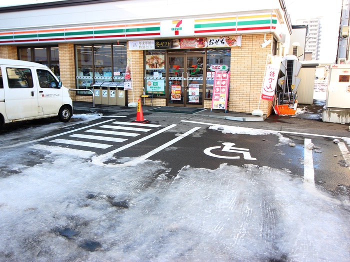 コンビニ　セブンイレブン（コンビニ）まで203m