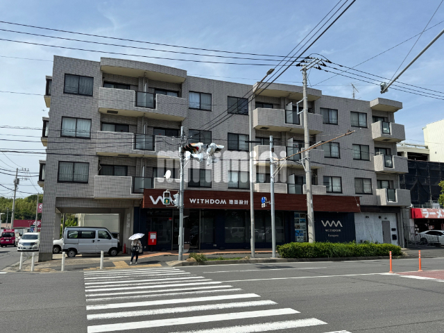 建物外観　商業施設が近く買い物が便利な立地です