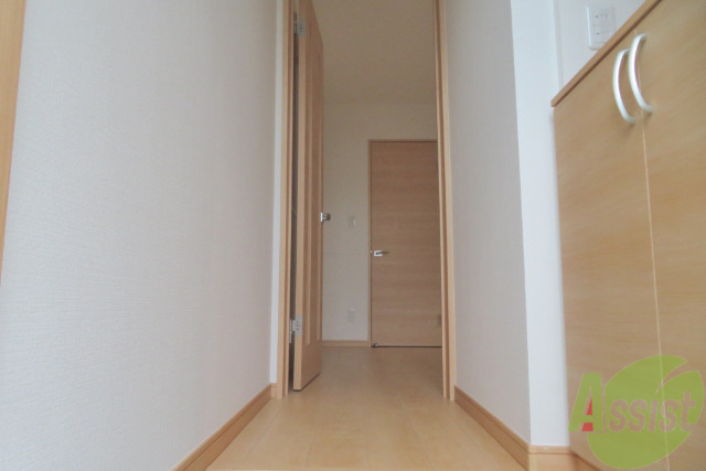 玄関　玄関から撮影しました。お部屋の明るさが伝わりますね。
