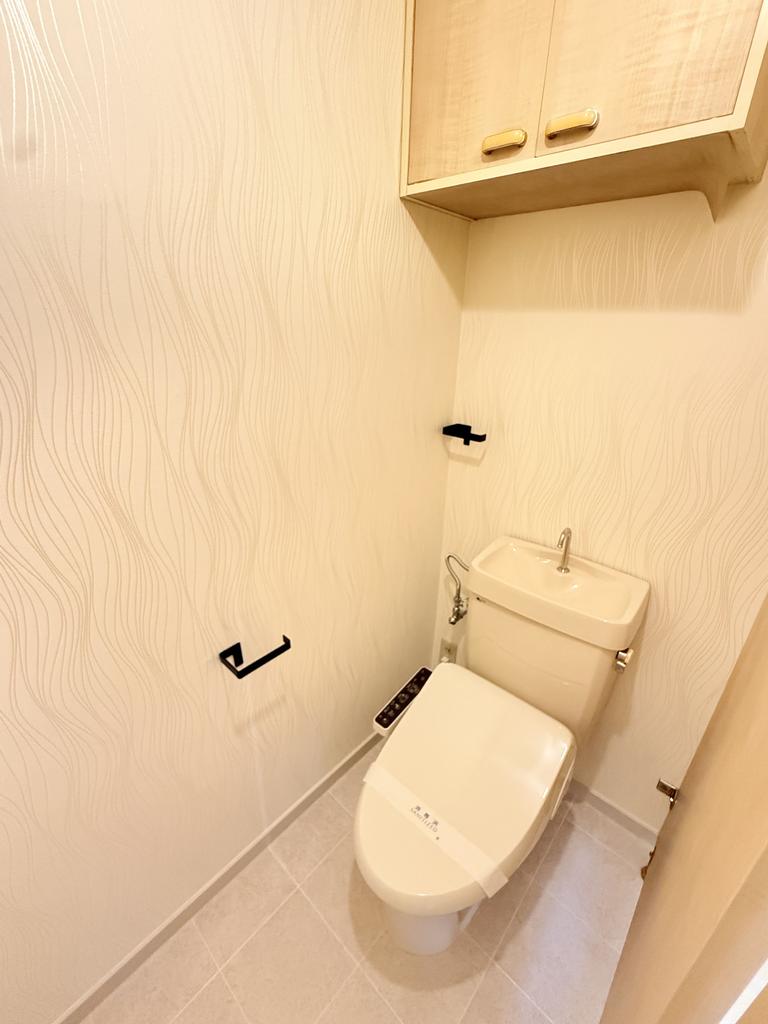 トイレ　落ち着いた色調のトイレです