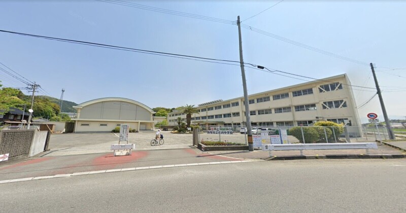中学校　飯塚市立庄内中学校（中学校）まで1401m