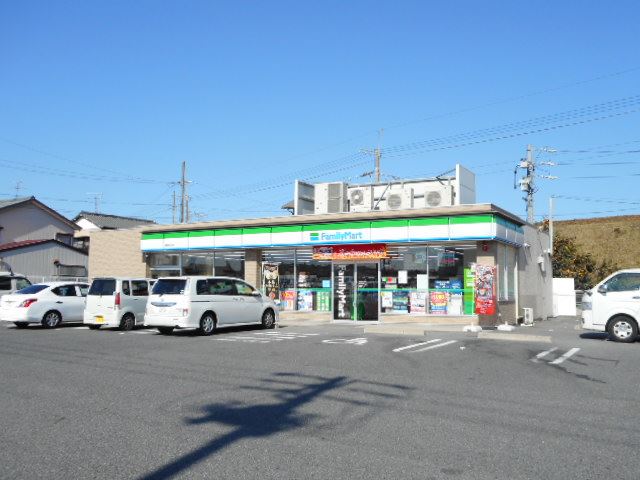 コンビニ　ファミリーマート（コンビニ）まで740m