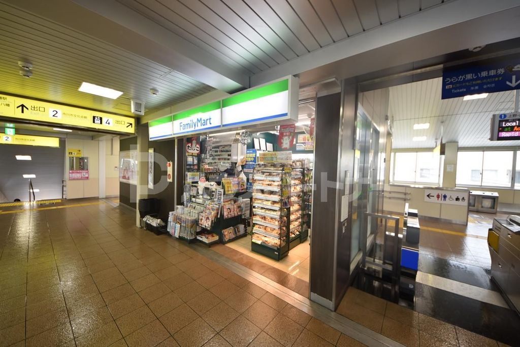 コンビニ　ファミリーマート京成八幡駅構内店（コンビニ）まで180m