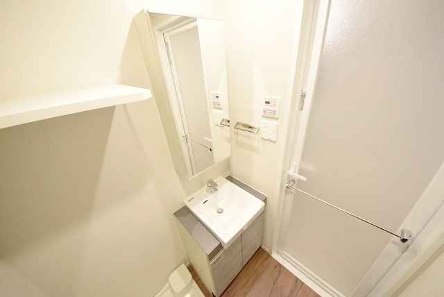 洗面設備　明るい洗面所です