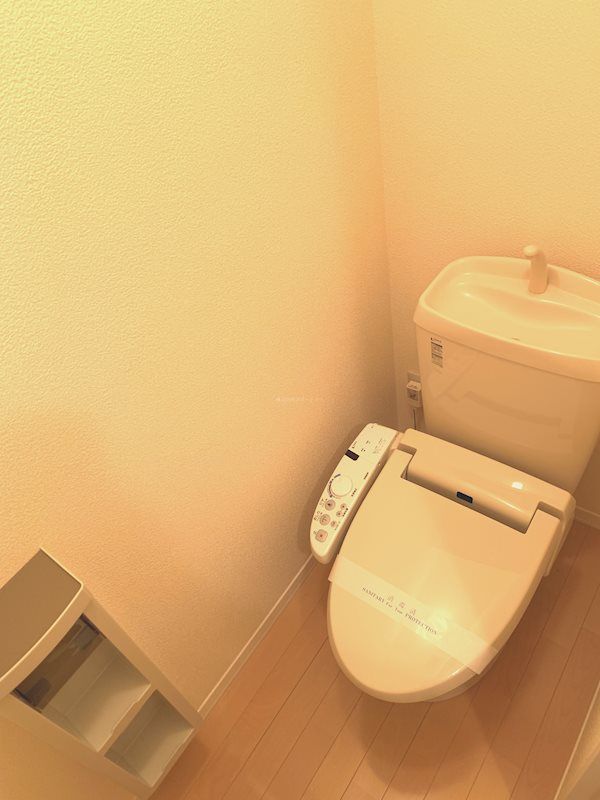 トイレ　同じ間取りの別部屋の写真です。