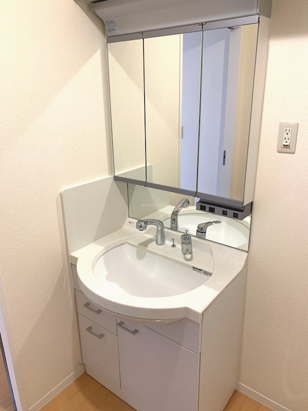 洗面設備　同じ間取りの別部屋の写真です。