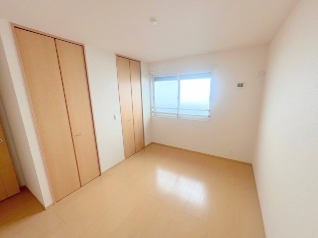 その他部屋・スペース　ゆとりのあるベッドルームで快適な睡眠をとってくださいね。