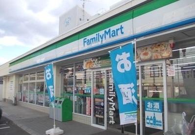コンビニ　ファミリーマート（コンビニ）まで1100m
