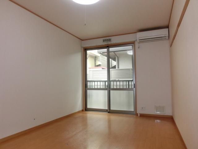 居室・リビング　エアコン付きの明るいお部屋です