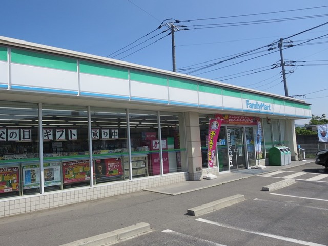 コンビニ　ファミリーマート（コンビニ）まで800m