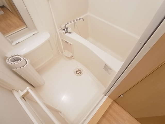 バス・シャワールーム　お風呂・トイレ別々のセパレートです