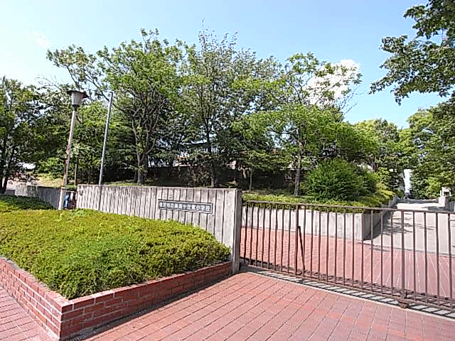 小学校　香芝市立真美ケ丘東小学校（小学校）まで413m