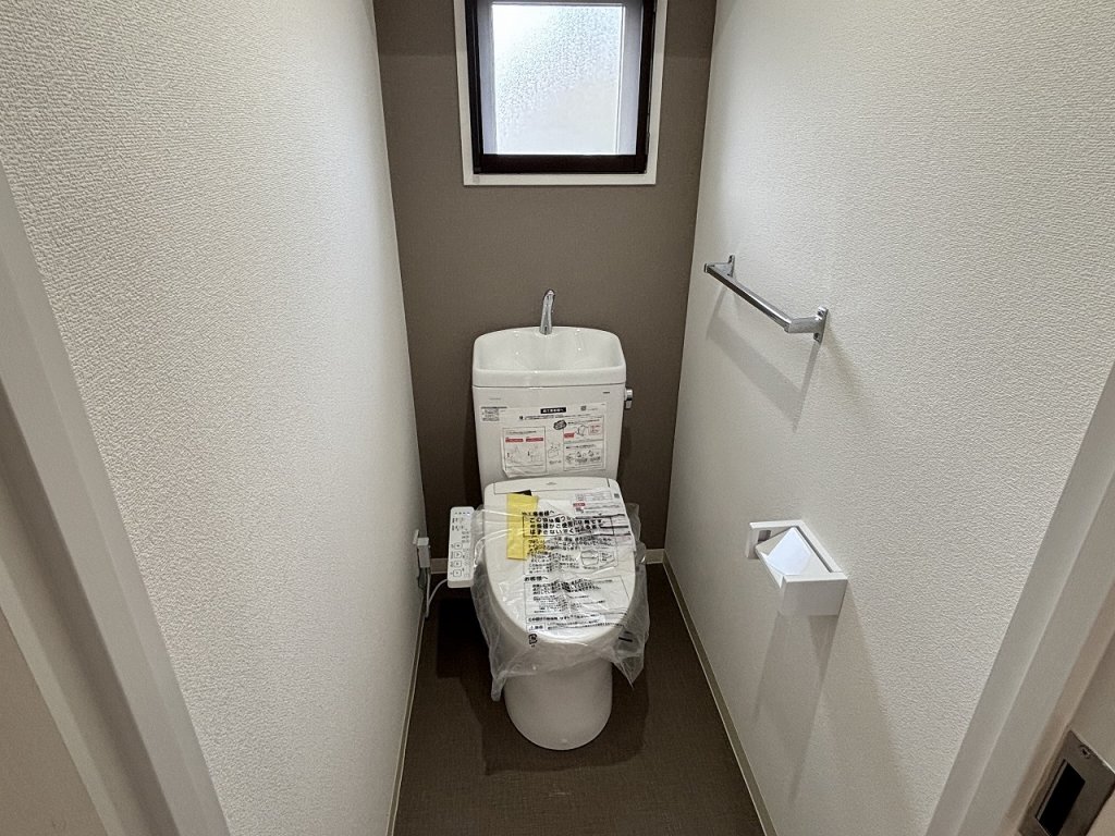トイレ　トイレ一式も新品　換気窓付き