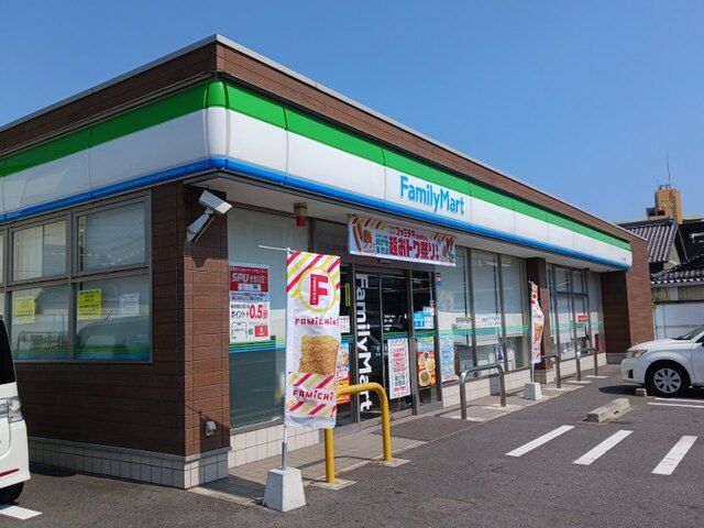コンビニ　ファミリーマート（コンビニ）まで500m