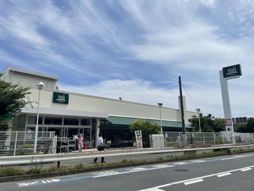 スーパー　FUJIスーパー鵠沼店（スーパー）まで368m
