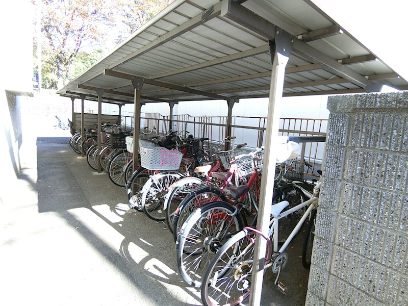 その他共有部分　屋根付き駐輪スペースです
