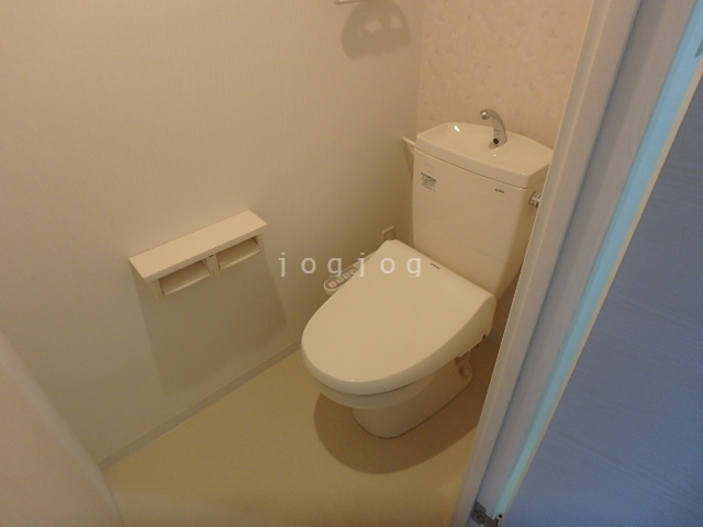 トイレ　嬉しい温水洗浄便座付きのトイレです。