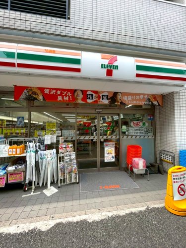 コンビニ　セブンイレブン（コンビニ）まで1113m
