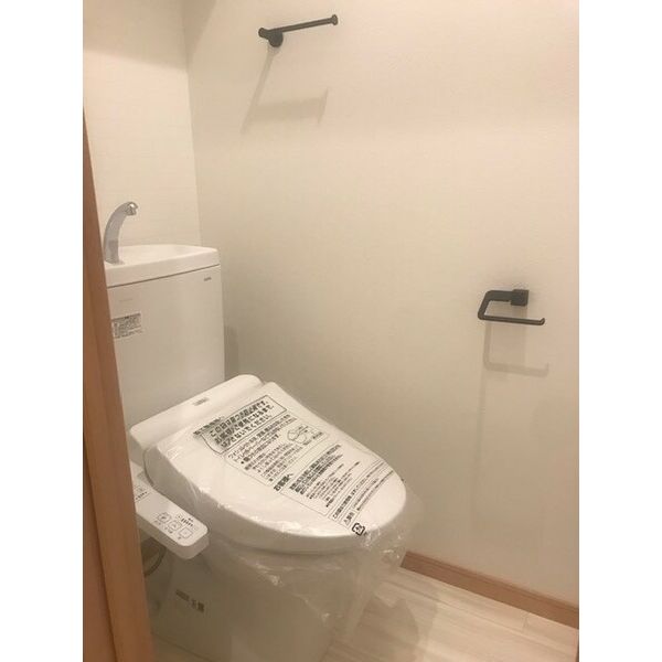 トイレ　温水洗浄便座付きのトイレです♪