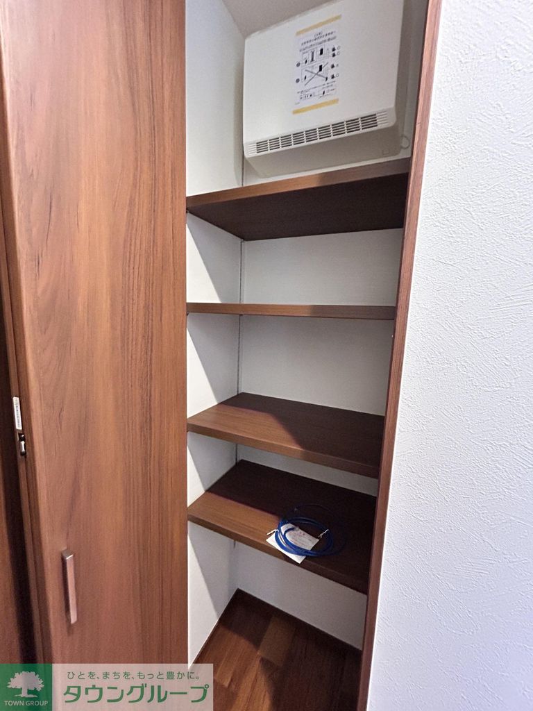 収納　2階廊下物入れ