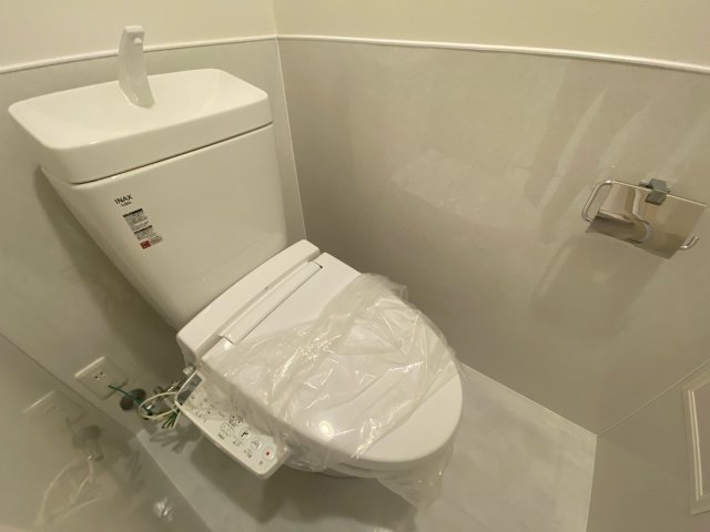 トイレ　温水洗浄便座付きのトイレです♪