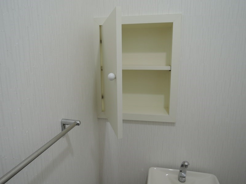 トイレ　トイレ上部に収納棚あり！