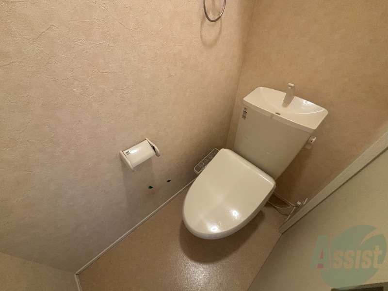 トイレ　トイレは温水洗浄便座です。シンプルな雰囲気になっています。