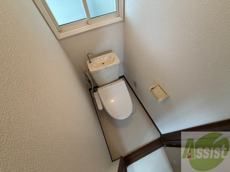 トイレ　こちらはトイレです。清潔感があり、安心して使用できます。
