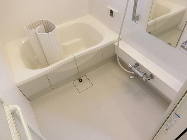 バス・シャワールーム　浴室乾燥機、追焚機能付の広々バスルーム！