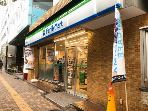 コンビニ　ファミリーマート（コンビニ）まで568m