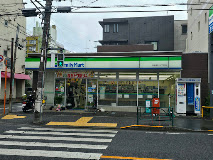 コンビニ　ファミリーマート中野本町五丁目店（コンビニ）まで176m